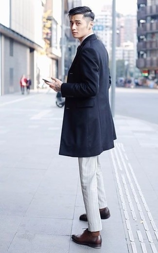 20 Jährige: Wie graue Anzughose mit dunkelroter Leder Oxford Schuhe zu kombinieren – 1 Elegante Herren Outfits: Tragen Sie einen dunkelblauen Mantel und eine graue Anzughose für eine klassischen und verfeinerte Silhouette. Dunkelrote Leder Oxford Schuhe fügen sich nahtlos in einer Vielzahl von Outfits ein.