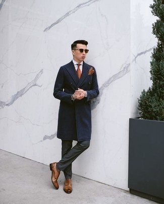 Rotbraune Lederhandschuhe kombinieren – 411 Herren Outfits: Kombinieren Sie einen dunkelblauen Mantel mit rotbraunen Lederhandschuhen für einen entspannten Wochenend-Look. Wählen Sie braunen Leder Oxford Schuhe, um Ihr Modebewusstsein zu zeigen.