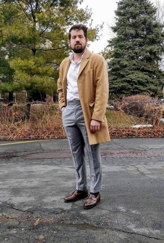 30 Jährige: Braune Leder Slipper kombinieren – 500+ Herren Outfits warm Wetter: Vereinigen Sie einen camel Mantel mit einer grauen Anzughose für einen stilvollen, eleganten Look. Braune Leder Slipper liefern einen wunderschönen Kontrast zu dem Rest des Looks.