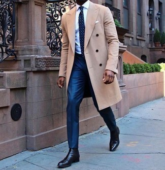 Dunkelblaue und weiße gepunktete Krawatte kombinieren – 466 Herren Outfits: Entscheiden Sie sich für einen klassischen Stil in einem camel Mantel und einer dunkelblauen und weißen gepunkteten Krawatte. Fühlen Sie sich ideenreich? Komplettieren Sie Ihr Outfit mit schwarzen Chelsea Boots aus Leder.