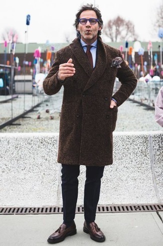 Braune Slipper kombinieren – 388 Herren Outfits kalt Wetter: Kombinieren Sie einen dunkelbraunen Mantel mit einer schwarzen Anzughose für einen stilvollen, eleganten Look. Wenn Sie nicht durch und durch formal auftreten möchten, entscheiden Sie sich für braunen Slipper.