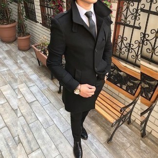 Schwarzen Mantel kombinieren – 27 Elegante Frühling Herren Outfits: Geben Sie den bestmöglichen Look ab in einem schwarzen Mantel und einer schwarzen Anzughose. Schwarze Chelsea Boots aus Leder liefern einen wunderschönen Kontrast zu dem Rest des Looks. Das Outfit ist ja mega für die Übergangszeit.