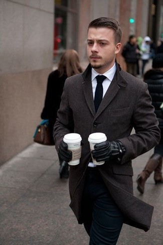 Schwarze Handschuhe kombinieren – 490 Herren Outfits: Ein dunkelbrauner Mantel und schwarze Handschuhe sind eine perfekte Wochenend-Kombination.