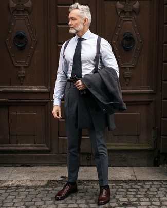 50 Jährige: Oxford Schuhe kombinieren – 211 Herren Outfits: Kombinieren Sie einen dunkelgrauen Mantel mit einer dunkelgrauen Anzughose für einen stilvollen, eleganten Look. Oxford Schuhe sind eine großartige Wahl, um dieses Outfit zu vervollständigen.