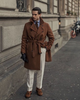 Braunen Mantel kombinieren – 56 Elegante Herren Outfits warm Wetter: Machen Sie sich mit einem braunen Mantel und einer weißen Anzughose einen verfeinerten, eleganten Stil zu Nutze. Fühlen Sie sich ideenreich? Ergänzen Sie Ihr Outfit mit braunen Wildleder Slippern mit Quasten.