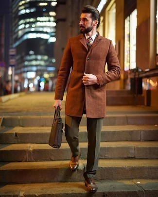 Welche Mäntel mit dunkelgrüner Anzughose zu tragen – 42 Herren Outfits: Kombinieren Sie einen Mantel mit einer dunkelgrünen Anzughose für einen stilvollen, eleganten Look. Dieses Outfit passt hervorragend zusammen mit braunen Leder Oxford Schuhen.