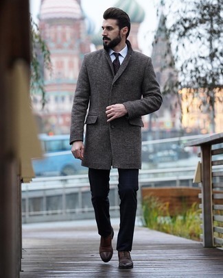 Braune Krawatte kombinieren – 167 Elegante Herren Outfits kühl Wetter: Kombinieren Sie einen dunkelgrauen Mantel mit einer braunen Krawatte, um vor Klasse und Perfektion zu strotzen. Komplettieren Sie Ihr Outfit mit dunkelbraunen Leder Oxford Schuhen.