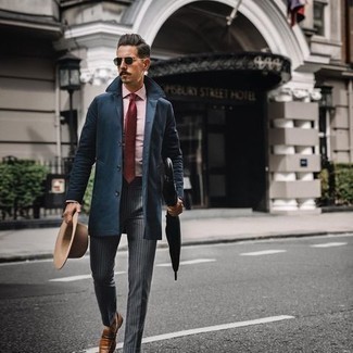 Graue vertikal gestreifte Anzughose kombinieren – 77 Herren Outfits: Machen Sie sich mit einem dunkelblauen Mantel und einer grauen vertikal gestreiften Anzughose einen verfeinerten, eleganten Stil zu Nutze. Komplettieren Sie Ihr Outfit mit rotbraunen Leder Slippern.