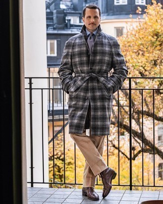 Dunkelbraune Lederformelle stiefel kombinieren – 77 Herren Outfits: Kombinieren Sie einen dunkelgrauen Mantel mit Vichy-Muster mit einer beige Anzughose für einen stilvollen, eleganten Look. Dunkelbraune Lederformelle stiefel sind eine ideale Wahl, um dieses Outfit zu vervollständigen.