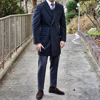 Dunkelblauen Mantel kombinieren – 335 Elegante Herren Outfits: Vereinigen Sie einen dunkelblauen Mantel mit einer dunkelgrauen Anzughose für eine klassischen und verfeinerte Silhouette. Fühlen Sie sich ideenreich? Ergänzen Sie Ihr Outfit mit dunkelbraunen Chukka-Stiefeln aus Wildleder.