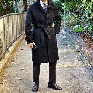 Braune Wollanzughose kombinieren – 129 Herren Outfits: Kombinieren Sie einen schwarzen Mantel mit einer braunen Wollanzughose für einen stilvollen, eleganten Look. Dunkelbraune Leder Derby Schuhe verleihen einem klassischen Look eine neue Dimension.
