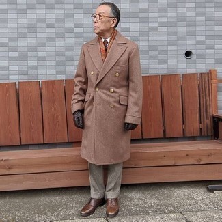 60 Jährige: Wollhose kombinieren – 42 Herren Outfits: Kombinieren Sie einen braunen Mantel mit einer Wollhose für einen stilvollen, eleganten Look. Fühlen Sie sich mutig? Wählen Sie eine braune Lederfreizeitstiefel.