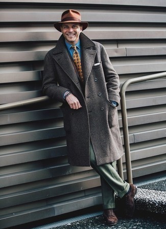 Senf Krawatte mit Paisley-Muster kombinieren – 14 Herren Outfits: Erwägen Sie das Tragen von einem grauen Mantel und einer senf Krawatte mit Paisley-Muster für einen stilvollen, eleganten Look. Fühlen Sie sich ideenreich? Komplettieren Sie Ihr Outfit mit dunkelbraunen Wildleder Derby Schuhen.