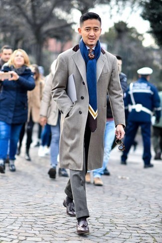 Blauen bedruckten Schal kombinieren – 153 Herren Outfits: Kombinieren Sie einen grauen Mantel mit einem blauen bedruckten Schal für einen entspannten Wochenend-Look. Dunkelbraune Leder Slipper mit Quasten sind eine einfache Möglichkeit, Ihren Look aufzuwerten.