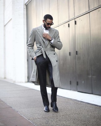30 Jährige: Schuhe kombinieren – 500+ Elegante Herren Outfits kühl Wetter: Entscheiden Sie sich für einen grauen Mantel mit Fischgrätenmuster und eine schwarze Anzughose, um vor Klasse und Perfektion zu strotzen. Suchen Sie nach leichtem Schuhwerk? Komplettieren Sie Ihr Outfit mit schwarzen Chelsea Boots aus Leder für den Tag.