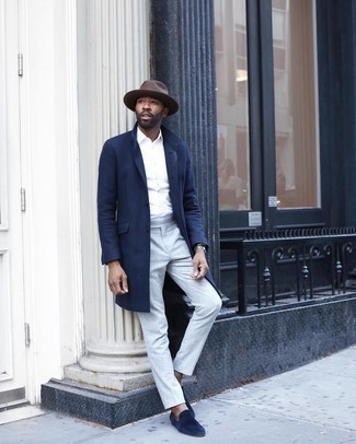 Dunkelbraunen Hut kombinieren – 88 Herren Outfits kalt Wetter: Vereinigen Sie einen dunkelblauen Mantel mit einem dunkelbraunen Hut für einen entspannten Wochenend-Look. Vervollständigen Sie Ihr Outfit mit dunkelblauen Samt Slippern, um Ihr Modebewusstsein zu zeigen.