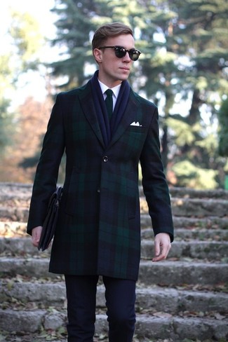 30 Jährige: Dunkelblaue und grüne Anzughose kombinieren – 127 Elegante Herren Outfits kalt Wetter: Geben Sie den bestmöglichen Look ab in einem dunkelblauen und grünen Mantel und einer dunkelblauen und grünen Anzughose.