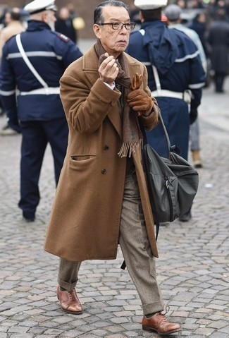Beige Lederhandschuhe kombinieren – 70 Herren Outfits: Kombinieren Sie einen camel Mantel mit beige Lederhandschuhen für einen entspannten Wochenend-Look. Braune Leder Oxford Schuhe sind eine einfache Möglichkeit, Ihren Look aufzuwerten.
