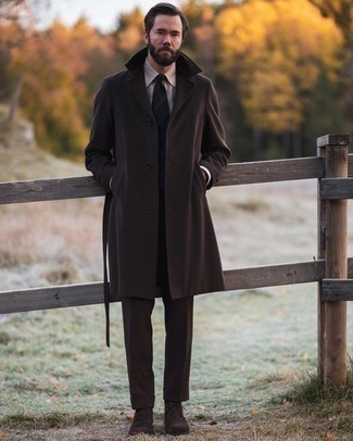 30 Jährige: Braune Anzughose kombinieren – 86 Herren Outfits kalt Wetter: Erwägen Sie das Tragen von einem dunkelbraunen Mantel und einer braunen Anzughose für einen stilvollen, eleganten Look. Warum kombinieren Sie Ihr Outfit für einen legereren Auftritt nicht mal mit dunkelbraunen Chukka-Stiefeln aus Wildleder?