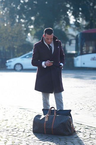 Violetten Mantel kombinieren – 20 Herren Outfits: Erwägen Sie das Tragen von einem violetten Mantel und einer grauen Wollanzughose für einen stilvollen, eleganten Look.