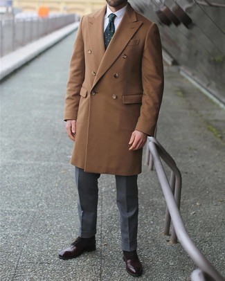Beigen Mantel kombinieren – 500+ Herren Outfits: Kombinieren Sie einen beigen Mantel mit einer dunkelgrauen Anzughose, um vor Klasse und Perfektion zu strotzen. Dieses Outfit passt hervorragend zusammen mit dunkelbraunen Lederformellen stiefeln.