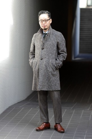 Elegante kühl Wetter Outfits Herren 2024: Paaren Sie einen grauen Mantel mit Karomuster mit einer dunkelgrauen Anzughose für einen stilvollen, eleganten Look. Braune Leder Oxford Schuhe sind eine gute Wahl, um dieses Outfit zu vervollständigen.