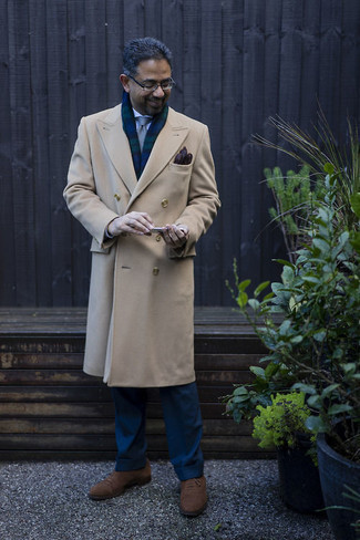 Camel Mantel kombinieren – 288 Elegante Herren Outfits: Kombinieren Sie einen camel Mantel mit einer dunkelblauen Anzughose, um vor Klasse und Perfektion zu strotzen. Dieses Outfit passt hervorragend zusammen mit braunen Wildleder Oxford Schuhen.
