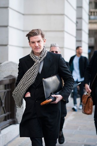 Weißen Schal kombinieren – 133 Herren Outfits: Kombinieren Sie einen schwarzen Mantel mit einem weißen Schal für einen entspannten Wochenend-Look.