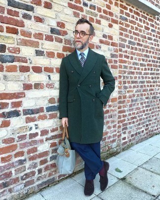 Dunkelgrünen Mantel kombinieren – 298 Herren Outfits: Entscheiden Sie sich für einen klassischen Stil in einem dunkelgrünen Mantel und einer dunkelblauen Anzughose. Bringen Sie die Dinge durcheinander, indem Sie dunkelbraunen Wildleder Slipper mit Quasten mit diesem Outfit tragen.