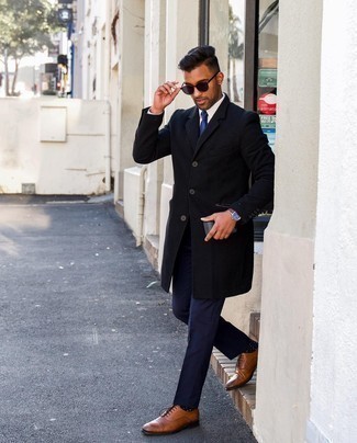 Braune Leder Oxford Schuhe kombinieren – 500+ Herren Outfits: Kombinieren Sie einen schwarzen Mantel mit einer dunkelblauen Anzughose für eine klassischen und verfeinerte Silhouette. Vervollständigen Sie Ihr Look mit braunen Leder Oxford Schuhen.