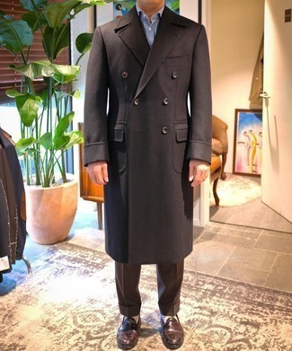 Dunkelbraune Anzughose kombinieren – 500+ Herren Outfits: Kombinieren Sie einen dunkelbraunen Mantel mit einer dunkelbraunen Anzughose für einen stilvollen, eleganten Look. Wählen Sie die legere Option mit dunkelbraunen Leder Slippern.