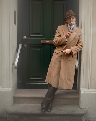 Camel Mantel kombinieren – 500+ Herren Outfits kühl Wetter: Tragen Sie einen camel Mantel und eine dunkelgraue Anzughose für einen stilvollen, eleganten Look. Schwarze Leder Oxford Schuhe sind eine perfekte Wahl, um dieses Outfit zu vervollständigen.