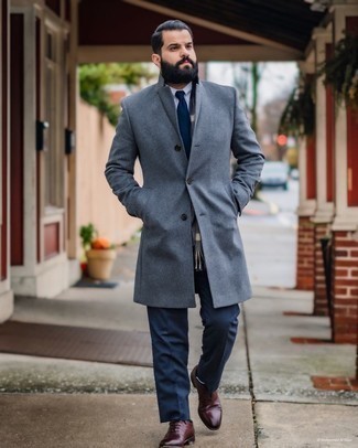 30 Jährige: Dunkelblaue Anzughose kombinieren – 144 Elegante Herren Outfits kühl Wetter: Kombinieren Sie einen grauen Mantel mit einer dunkelblauen Anzughose für eine klassischen und verfeinerte Silhouette. Dunkelrote Leder Oxford Schuhe sind eine gute Wahl, um dieses Outfit zu vervollständigen.
