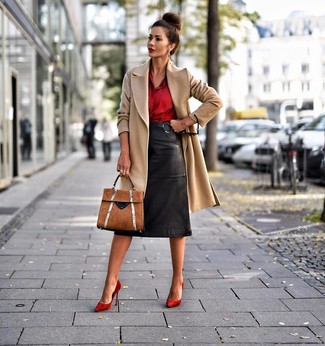 kühl Wetter Outfits Damen 2024: Ein beige Mantel und ein schwarzer Leder Bleistiftrock garantieren einen gelassenen, mühelosen Look von früh bis spät. Rote Wildleder Pumps sind eine ideale Wahl, um dieses Outfit zu vervollständigen.