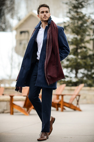 Braune Leder Oxford Schuhe kombinieren – 500+ Herren Outfits: Die Kombination aus einem dunkelblauen Mantel und einer dunkelblauen Chinohose eignet sich hervorragend zum Ausgehen oder für modisch-lässige Anlässe. Heben Sie dieses Ensemble mit braunen Leder Oxford Schuhen hervor.
