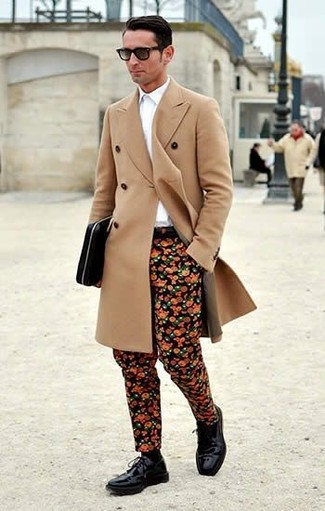 Orange Hose kombinieren – 277 Herren Outfits: Kombinieren Sie einen camel Mantel mit einer orange Hose, wenn Sie einen gepflegten und stylischen Look wollen. Schalten Sie Ihren Kleidungsbestienmodus an und machen schwarzen Leder Derby Schuhe zu Ihrer Schuhwerkwahl.
