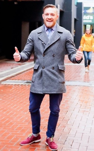 Erwägen Sie das Tragen von einem grauen Mantel mit Karomuster und einer dunkelblauen Chinohose für Ihren Bürojob. Fühlen Sie sich ideenreich? Ergänzen Sie Ihr Outfit mit roten wildleder derby schuhen.