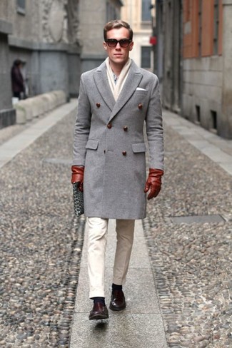 30 Jährige: Welche Mäntel mit dunkelbrauner Slipper zu tragen – 103 Smart-Casual Herren Outfits: Vereinigen Sie einen Mantel mit einer hellbeige Chinohose für Ihren Bürojob. Fühlen Sie sich ideenreich? Entscheiden Sie sich für dunkelbraunen Slipper.
