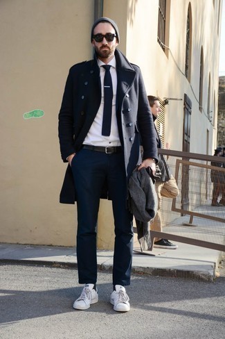 Dunkelgrauen Schal kombinieren – 500+ Herren Outfits: Ein dunkelblauer Mantel und ein dunkelgrauer Schal sind eine kluge Outfit-Formel für Ihre Sammlung. Weiße Leder niedrige Sneakers sind eine perfekte Wahl, um dieses Outfit zu vervollständigen.