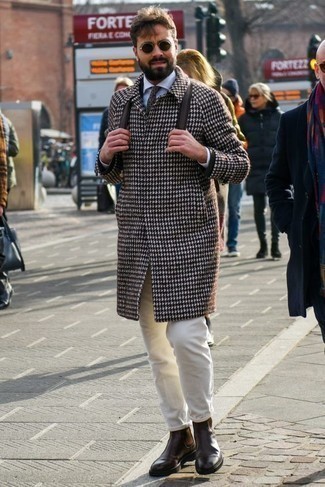 Braunen Segeltuch Rucksack kombinieren – 100 Herren Outfits: Tragen Sie einen dunkelbraunen Mantel mit Hahnentritt-Muster und einen braunen Segeltuch Rucksack für einen entspannten Wochenend-Look. Fühlen Sie sich ideenreich? Komplettieren Sie Ihr Outfit mit dunkelbraunen Chelsea Boots aus Leder.