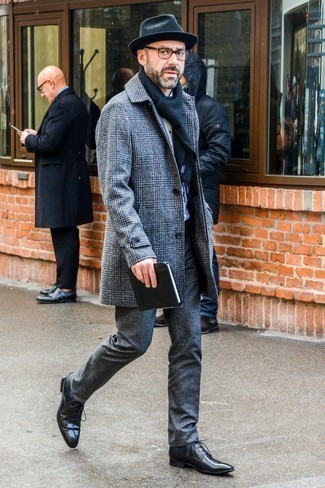 grauer Mantel mit Schottenmuster, weißes Businesshemd, dunkelgraue Wollchinohose, schwarze Leder Oxford Schuhe für Herren
