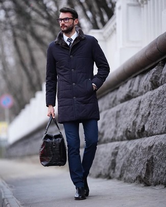 Wie weißes Businesshemd mit dunkelblauen Mantels zu kombinieren – 33 Smart-Casual Herren Outfits kalt Wetter: Kombinieren Sie einen dunkelblauen Mantel mit einem weißen Businesshemd für einen stilvollen, eleganten Look. Komplettieren Sie Ihr Outfit mit schwarzen Chelsea Boots aus Leder.