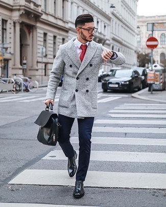30 Jährige: Welche Businesshemden mit grauen Mantels zu tragen – 11 Elegante Herren Outfits warm Wetter: Kombinieren Sie einen grauen Mantel mit einem Businesshemd, um vor Klasse und Perfektion zu strotzen. Fühlen Sie sich ideenreich? Ergänzen Sie Ihr Outfit mit schwarzen Leder Oxford Schuhen.