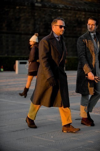 Dunkelbraune Socken kombinieren – 267 Herren Outfits kühl Wetter: Vereinigen Sie einen dunkelbraunen Mantel mit dunkelbraunen Socken für einen entspannten Wochenend-Look. Fühlen Sie sich mutig? Komplettieren Sie Ihr Outfit mit dunkelbraunen Wildleder Slippern.