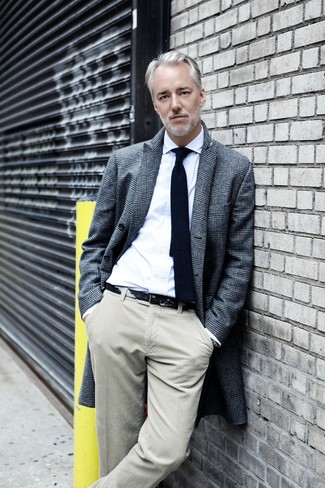 Michael Bastian trägt grauer Mantel mit Schottenmuster, weißes Businesshemd, hellbeige Chinohose, schwarze Strick Krawatte