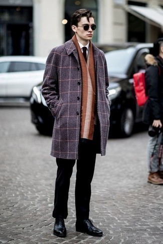 Violetten Mantel kombinieren – 20 Herren Outfits: Tragen Sie einen violetten Mantel und eine schwarze Chinohose, wenn Sie einen gepflegten und stylischen Look wollen. Fühlen Sie sich mutig? Vervollständigen Sie Ihr Outfit mit schwarzen Leder Oxford Schuhen.