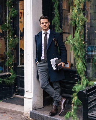 Dunkelblauen Mantel kombinieren – 1061+ Herren Outfits: Vereinigen Sie einen dunkelblauen Mantel mit einer grauen Chinohose für Ihren Bürojob. Fühlen Sie sich ideenreich? Entscheiden Sie sich für dunkelbraunen Chukka-Stiefel aus Leder.