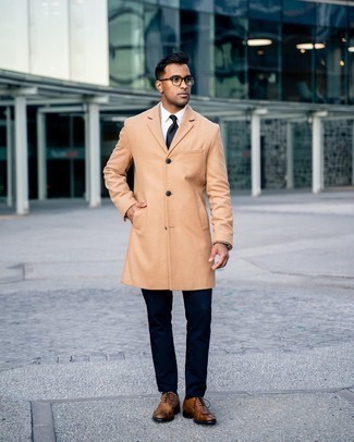 Dunkelblaue Krawatte kombinieren – 500+ Herren Outfits: Kombinieren Sie einen camel Mantel mit einer dunkelblauen Krawatte für einen stilvollen, eleganten Look. Ergänzen Sie Ihr Look mit braunen Leder Oxford Schuhen.