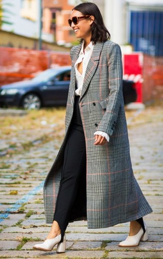 grauer Mantel mit Schottenmuster von Ava Adore