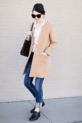 30 Jährige: Wie enge Jeans mit Oxford Schuhe zu kombinieren – 6 Elegante Damen Outfits warm Wetter: Ein beige Mantel und enge Jeans garantieren einen gelassenen, stylischen Look von früh bis spät. Oxford Schuhe sind eine gute Wahl, um dieses Outfit zu vervollständigen.